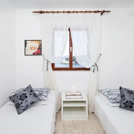 Stikovica Sleeps 8 Pool Air Con Wifi
